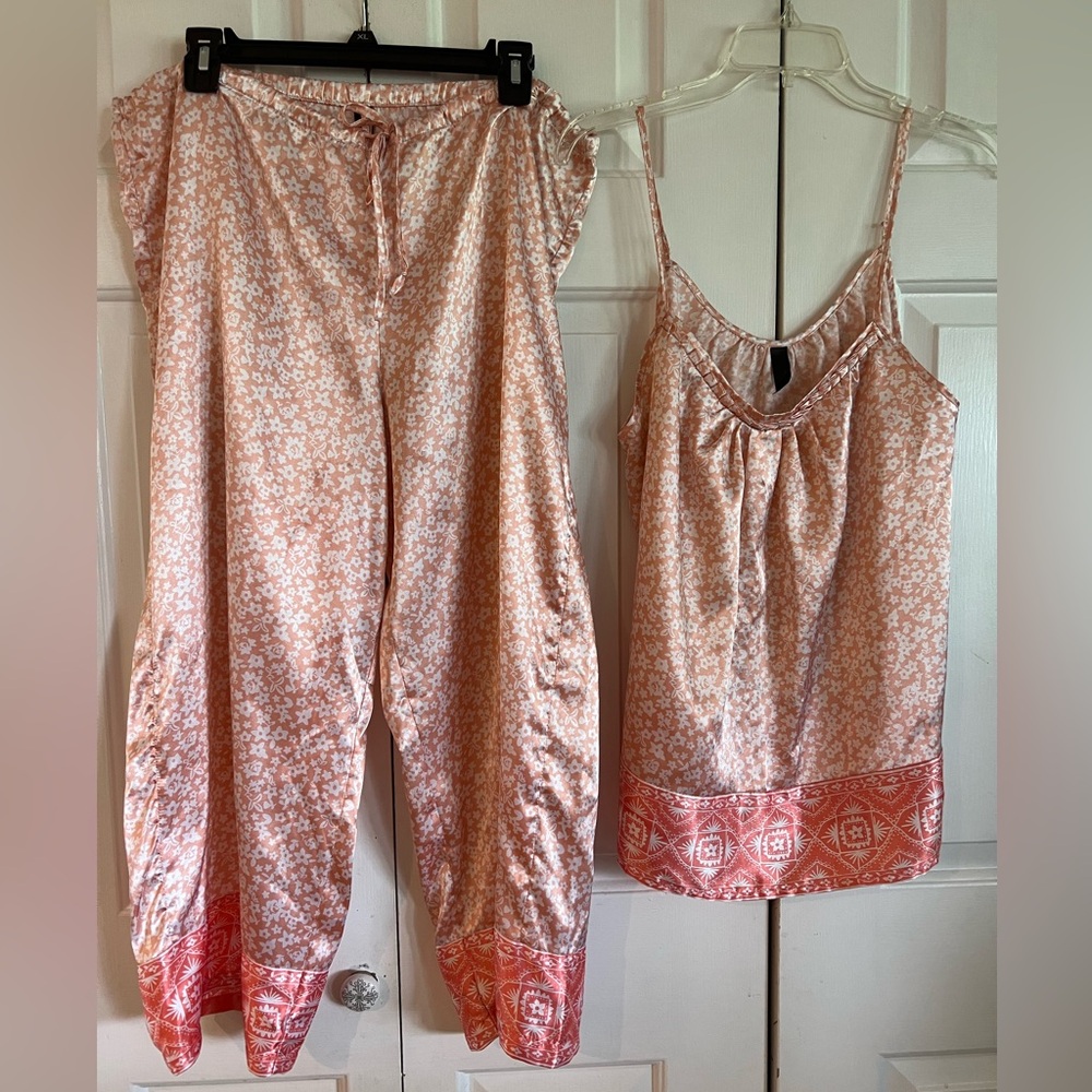 2 Pc Satin PJ Set ! CUTE Peach 🍑 Cami Style Top & Matching Capri Pants